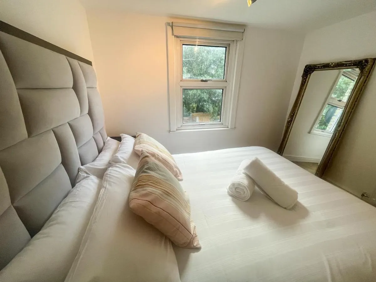 Holiday home 8 Balchier Road Villa London